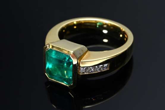 Gelbgold 750 Ring mit Smaragd im Treppen Schliff (ca. 3ct) und Brillantcarrées (zus. ca. 0.80ct/VSI/W), 16g, Gr. 56,5 - фото 2