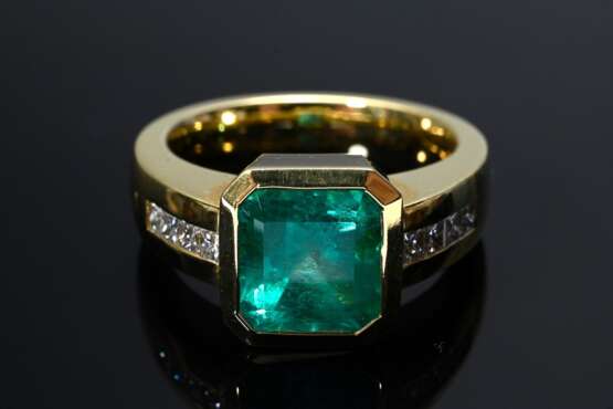 Gelbgold 750 Ring mit Smaragd im Treppen Schliff (ca. 3ct) und Brillantcarrées (zus. ca. 0.80ct/VSI/W), 16g, Gr. 56,5 - photo 3