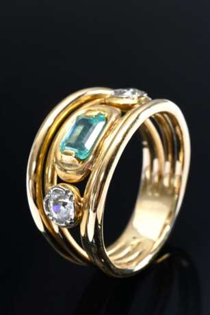 Moderner Gelbgold 750 Ring mit Smaragd im Treppenschliff (ca. 0.80ct) und 2 Altschliff Diamanten (zus. ca. 0.44ct/P1/W), handgefertigtes Unikat, 8,3g, Gr. 55 - Foto 1