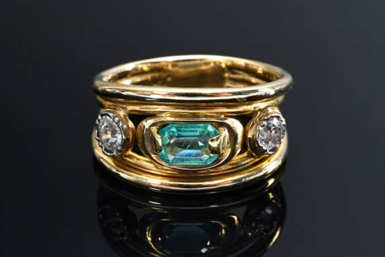 Moderner Gelbgold 750 Ring mit Smaragd im Treppenschliff (ca. 0.80ct) und 2 Altschliff Diamanten (zus. ca. 0.44ct/P1/W), handgefertigtes Unikat, 8,3g, Gr. 55 - Foto 2