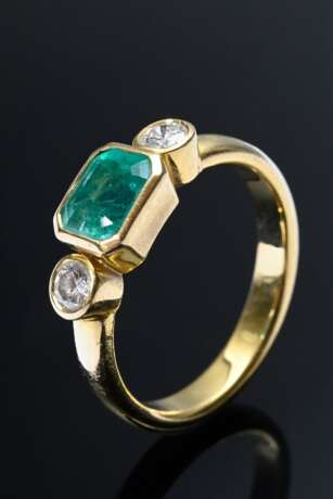 Klassischer Gelbgold 750 Ring mit Smaragd im Treppen Schliff (ca. 0.90ct) und 2 Brillanten in Zargenfassungen (zus. ca. 0.30ct/VSI/W), 5,1g, Gr. 55,5 - photo 1