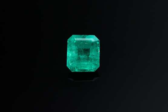 Ungefasster transparenter, facettierter Muzo Smaragd (ca. 2.44ct, 7,57-8,77x5,41mm), Gutachten von 1982 - Foto 1