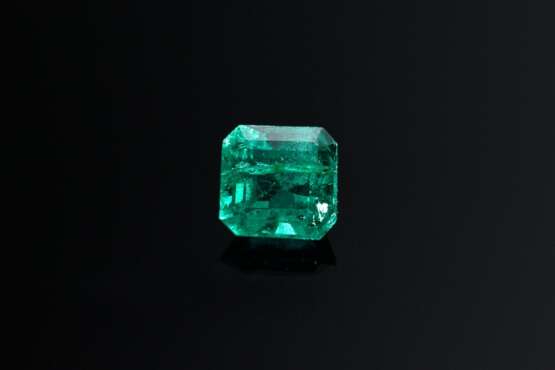 Ungefasster transparenter, facettierter Muzo Smaragd (ca. 0.94ct, 5,82-6,02/4,04mm), Gutachten von 1982 - Foto 1