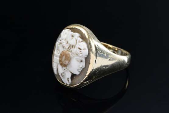 Seltener Gelbgold 585 Ring mit ovaler Achat Gryllos Kamee „Köpfe eines Jünglings, eines bärtigen Mannes, eines Satyrs und eines Widders“, Italien Anfang 19.Jh., 4,7g, Gr. 55, Tragespuren, Vgl: https://www.metmuseum.org/a… - Foto 1