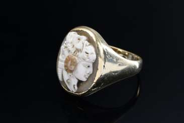 Seltener Gelbgold 585 Ring mit ovaler Achat Gryllos Kamee „Köpfe eines Jünglings, eines bärtigen Mannes, eines Satyrs und eines Widders“, Italien Anfang 19.Jh., 4,7g, Gr. 55, Tragespuren, Vgl: https://www.metmuseum.org/a…