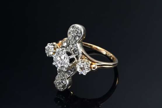 Antiker Gelbgold 750 und Silber Ring mit ornamentalem Ringkopf aus Diamanten im Alt- und Rosenschliff (zus. ca. 1.10ct/SI-P1/W-TC), 4,2g, Gr. 52, 1 kleine Diamantrose fehlt (eventuell Mariage), mit Zertifikat - Foto 1