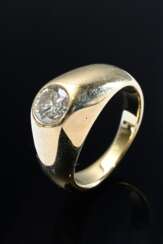 Gelbgold 750 Bandring mit hochaufgesetzten Brillant Solitär (ca. 0.60ct/P1/Y), 7,6g, Gr. 47