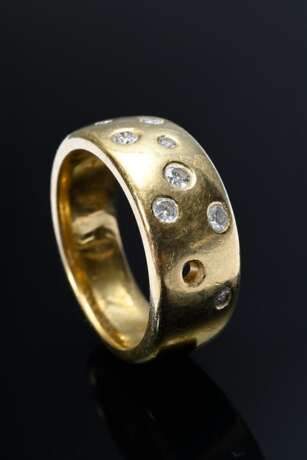 Breiter Gelbgold 750 Bandring mit Brillanten (zus. ca. 0.25ct/VSI-SI/W), 12,6g, Gr. 54, 1 Stein verloren - фото 2