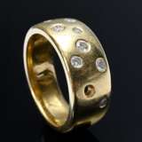 Breiter Gelbgold 750 Bandring mit Brillanten (zus. ca. 0.25ct/VSI-SI/W), 12,6g, Gr. 54, 1 Stein verloren - фото 2