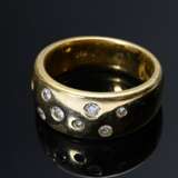 Breiter Gelbgold 750 Bandring mit Brillanten (zus. ca. 0.25ct/VSI-SI/W), 12,6g, Gr. 54, 1 Stein verloren - фото 3