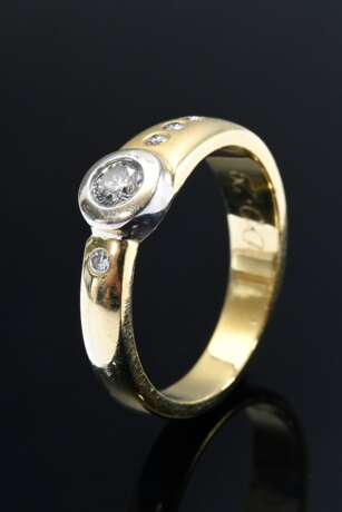 Moderner Gelb- und Weißgold 750 Ring mit Brillant (zus. ca. 0.29ct/VSI/W), glatte und satinierte Oberfläche, 6,8g, Gr. 57 - photo 1