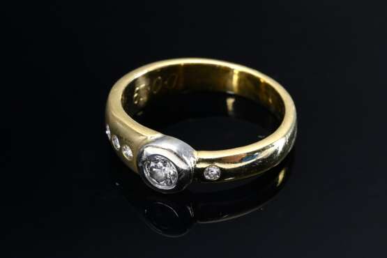 Moderner Gelb- und Weißgold 750 Ring mit Brillant (zus. ca. 0.29ct/VSI/W), glatte und satinierte Oberfläche, 6,8g, Gr. 57 - photo 2