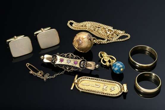 8 Diverse Teile Goldschmuck: 1 Gelbgold 917/750 Anhänger mit blauer Glasperle, wohl Wolfgang Skoluda, Hamburg (4,2g, L. 3cm); 1 Gelbgold 625 Nadel mit 2 Rubinen und Altschliffdiamant (ca. 0.03ct/SI/CR), Birmingham 1906 (… - photo 1