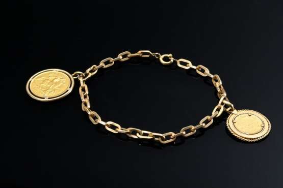 Gelbgold 750 Gliederarmband mit 2 Münzen: Gelbgold 900 "Dos Pesos, Mexico 1945 " in Gelbgold 750 Rahmung und 1 Gelbgold 916,6 "½ Pfund 'Sovereign', England 1910", in Gelbgold 585 Rahmung, ges. 14,8g, … - фото 2