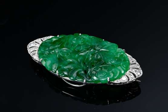 Ovale Platin Art Deco Nadel in Marquise Form mit feiner apfelgrüner Jade Reliefplakette "Blüten" und Altschliff Diamanten und -rosen (zus. ca. 0.35ct/SI-P1/W) in Pavéetechnik mit in Millegriffes verzierten Fass… - Foto 1