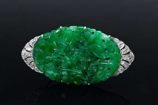 Ovale Platin Art Deco Nadel in Marquise Form mit feiner apfelgrüner Jade Reliefplakette "Blüten" und Altschliff Diamanten und -rosen (zus. ca. 0.35ct/SI-P1/W) in Pavéetechnik mit in Millegriffes verzierten Fass… - Foto 2