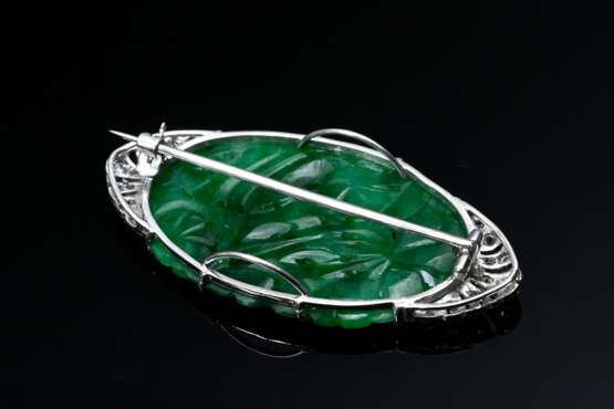 Ovale Platin Art Deco Nadel in Marquise Form mit feiner apfelgrüner Jade Reliefplakette "Blüten" und Altschliff Diamanten und -rosen (zus. ca. 0.35ct/SI-P1/W) in Pavéetechnik mit in Millegriffes verzierten Fass… - Foto 3