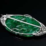 Ovale Platin Art Deco Nadel in Marquise Form mit feiner apfelgrüner Jade Reliefplakette "Blüten" und Altschliff Diamanten und -rosen (zus. ca. 0.35ct/SI-P1/W) in Pavéetechnik mit in Millegriffes verzierten Fass… - Foto 3