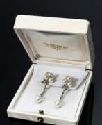 Catalogue des produits. Paar Weißgold 585 Ohrclips mit einhängbaren Pendants aus Zuchtperlen (6x Ø 6,2mm, 2x Tropfen 8,5x8mm) und Diamanten (zus. ca. 0.56ct/VSI/W) im Brillant- und Achtkantschliff, Köchert, Wien, 9g, L. 4,7cm
