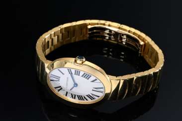 Cartier &quot;Baignoire&quot; Gelbgold 750 Damenarmbanduhr, Quartzwerk, versilbertes Zifferblatt mit gebläuten Stahl-Schwertzeigern, römische Ziffern, facettierter Saphir auf der Krone, Saphirglas, Doppelfaltschließe, v…