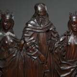 Monumentale Reliefschnitzerei "Heilige Dorothea, Heiliger Antonius und Heilige Margareta", ganzfigurig nebeneinander gereiht mit Attributen dargestellt (Dorothea mit Korb, Antonius mit Glocke und Schwein sowie … - photo 2