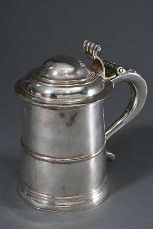 Antiker Tankard mit ausladendem Ohrenhenkel, Monogramm "SWB", und gerollter Daumenrast über getrepptem Sockel, schwer leserlich punziert, MZ verschlagen Samuel Smith I (?), London 1724, Silber 925, 745g, H. 18,… - Foto 1