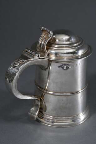 Antiker Tankard mit ausladendem Ohrenhenkel, Monogramm "SWB", und gerollter Daumenrast über getrepptem Sockel, schwer leserlich punziert, MZ verschlagen Samuel Smith I (?), London 1724, Silber 925, 745g, H. 18,… - Foto 2