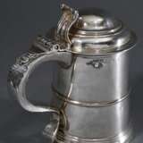 Antiker Tankard mit ausladendem Ohrenhenkel, Monogramm "SWB", und gerollter Daumenrast über getrepptem Sockel, schwer leserlich punziert, MZ verschlagen Samuel Smith I (?), London 1724, Silber 925, 745g, H. 18,… - Foto 2