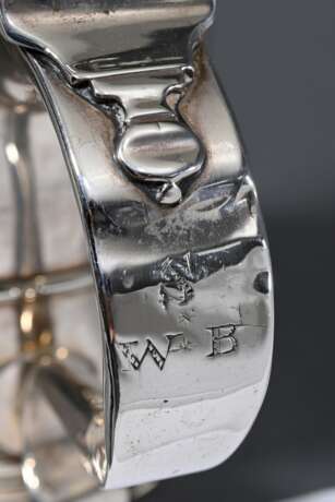 Antiker Tankard mit ausladendem Ohrenhenkel, Monogramm "SWB", und gerollter Daumenrast über getrepptem Sockel, schwer leserlich punziert, MZ verschlagen Samuel Smith I (?), London 1724, Silber 925, 745g, H. 18,… - Foto 4