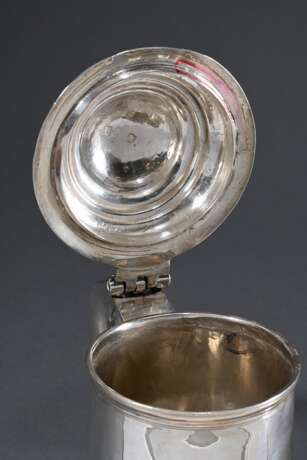 Antiker Tankard mit ausladendem Ohrenhenkel, Monogramm "SWB", und gerollter Daumenrast über getrepptem Sockel, schwer leserlich punziert, MZ verschlagen Samuel Smith I (?), London 1724, Silber 925, 745g, H. 18,… - Foto 5