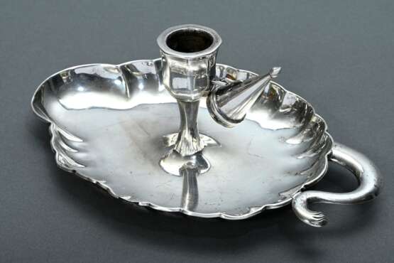 Dänischer Handleuchter mit eingehängtem Löscher, MZ: Jens Christian Thorning, Kopenhagen 1859, Silber, 129g, L. 19cm, Gebrauchsspuren, leichte Druckstelle - photo 1