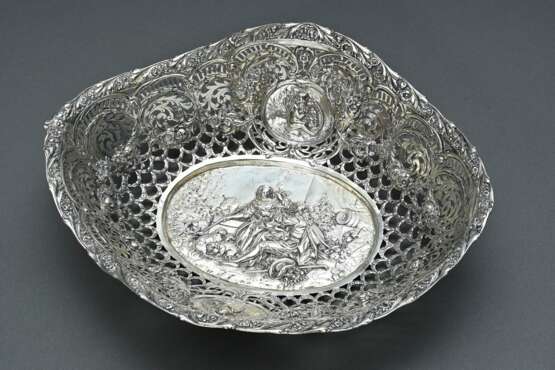 Opulenter Korb im Louis XVI mit durchbrochener und getriebener Wandung "Putten- und Watteauszenen" in floraler Ornamentierung, Silber, 490g, 8x32x26,5cm - фото 1