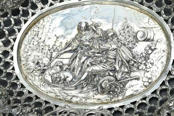 Opulenter Korb im Louis XVI mit durchbrochener und getriebener Wandung "Putten- und Watteauszenen" in floraler Ornamentierung, Silber, 490g, 8x32x26,5cm - фото 2