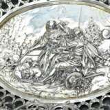 Opulenter Korb im Louis XVI mit durchbrochener und getriebener Wandung "Putten- und Watteauszenen" in floraler Ornamentierung, Silber, 490g, 8x32x26,5cm - фото 2