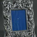 Silber Fotorahmen mit opulenter Reliefdekoration „Amoretten“ auf blauem Samt, FM 9,8x7,4cm, RM 19,5x14,5cm - фото 1