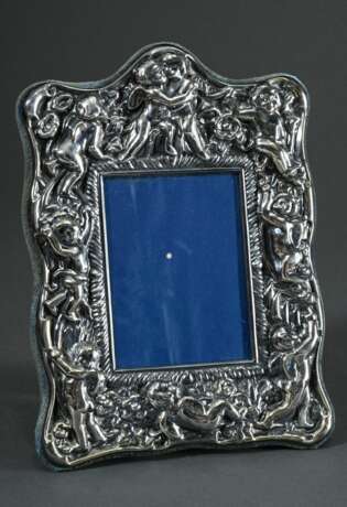 Silber Fotorahmen mit opulenter Reliefdekoration „Amoretten“ auf blauem Samt, FM 9,8x7,4cm, RM 19,5x14,5cm - фото 1