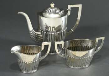 3 Teile Dänisches Kaffee Kernstück im Queen Anne Stil, Kopenhagen 1910, Silber, 987g, bestehend aus: Teekanne (H. 20cm) sowie Zucker und Rahm (H. 10,3cm)