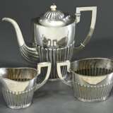 3 Teile Dänisches Kaffee Kernstück im Queen Anne Stil, Kopenhagen 1910, Silber, 987g, bestehend aus: Teekanne (H. 20cm) sowie Zucker und Rahm (H. 10,3cm) - photo 1