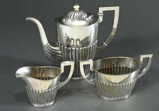 3 Teile Dänisches Kaffee Kernstück im Queen Anne Stil, Kopenhagen 1910, Silber, 987g, bestehend aus: Teekanne (H. 20cm) sowie Zucker und Rahm (H. 10,3cm) - photo 1