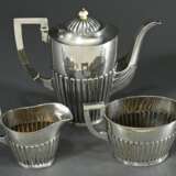 3 Teile Dänisches Kaffee Kernstück im Queen Anne Stil, Kopenhagen 1910, Silber, 987g, bestehend aus: Teekanne (H. 20cm) sowie Zucker und Rahm (H. 10,3cm) - photo 2