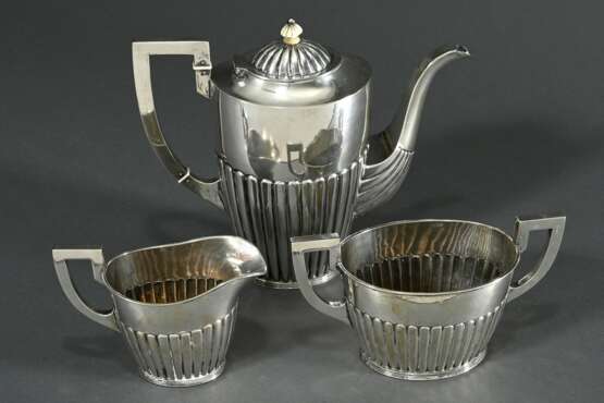 3 Teile Dänisches Kaffee Kernstück im Queen Anne Stil, Kopenhagen 1910, Silber, 987g, bestehend aus: Teekanne (H. 20cm) sowie Zucker und Rahm (H. 10,3cm) - photo 2