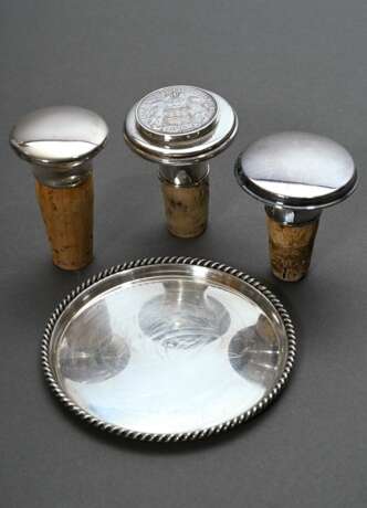 4 Diverse Teile Midcentury Wein Utensilien: Flaschenuntersetzer mit Kordelrand und 3 diverse Korken u.a. mit Hamburg Münze, Silber 835/925, ges. 141g, Ø 9,6cm, H. 5,5-6,4cm - Foto 1