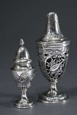 2 Diverse Salz- und Zuckerstreuer in Vasenform mit Festonreliefs und Musikinstrumenten in durchbrochenen Kartuschen auf dem Korpus, Louis XVI Stil, Silber 800/835, zus. 184g, 1x mit blauem Glaseinsatz, H. 10,1/14,5cm - photo 1