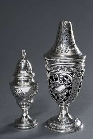 2 Diverse Salz- und Zuckerstreuer in Vasenform mit Festonreliefs und Musikinstrumenten in durchbrochenen Kartuschen auf dem Korpus, Louis XVI Stil, Silber 800/835, zus. 184g, 1x mit blauem Glaseinsatz, H. 10,1/14,5cm - photo 2