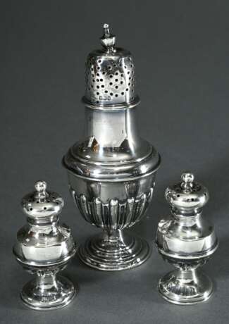 3 Diverse Salz- und Pfefferstreuer in Vasenform mit halb kanneliertem Korpus, MZ: James Dixon & Sons Ltd, Sheffield 1902 und Hilliard & Thomason, Birmingham 1884, Silber 925, 78g, H. 6-11,6cm, leichte Druckstelle… - photo 1