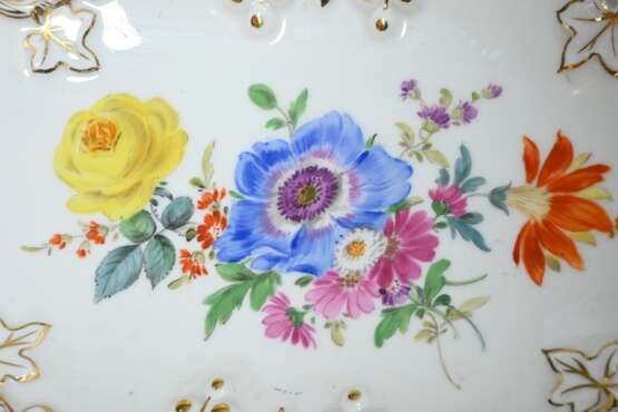 Meissen Prunkschale mit Weinlaubrelief, Porzellan polychrom und goldstaffiert, Modellnr.: E138, 1977, 21,5x31,5cm - Foto 3