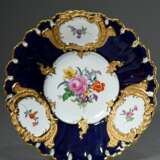 Meissen Prunkteller "Deutsche Blume" mit kobaltblauem Fond und Goldrelief, Porzellan polychrom und goldstaffiert, Modellnr.: F152b, Mitte 20.Jh., Ø 23,5cm, 2 Schleifstriche - photo 1