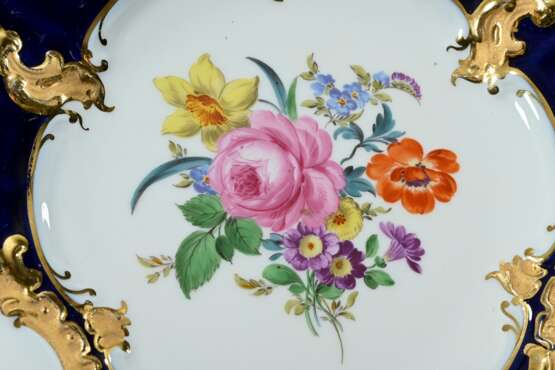 Meissen Prunkteller "Deutsche Blume" mit kobaltblauem Fond und Goldrelief, Porzellan polychrom und goldstaffiert, Modellnr.: F152b, Mitte 20.Jh., Ø 23,5cm, 2 Schleifstriche - photo 5