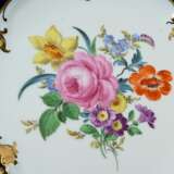 Meissen Prunkteller "Deutsche Blume" mit kobaltblauem Fond und Goldrelief, Porzellan polychrom und goldstaffiert, Modellnr.: F152b, Mitte 20.Jh., Ø 23,5cm, 2 Schleifstriche - photo 5