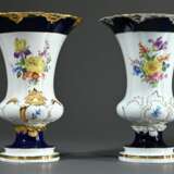 2 Diverse Meissen Prunkvasen mit Relief und polychromer Blumenmalerei sowie Kobalt Rändern, 1x stark vergoldet, 20.Jh. H. 24,8cm, Ø 18cm - photo 1